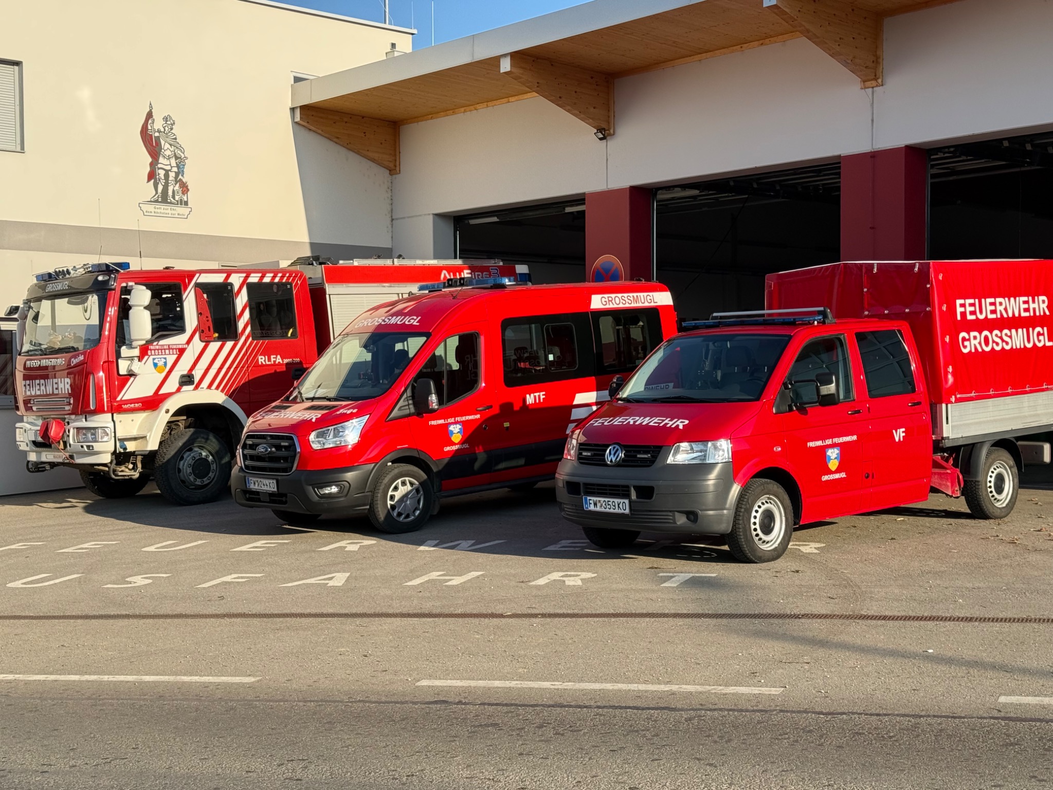 Der Fuhrpark der FF Großmugl vor dem Feuerwehrhaus