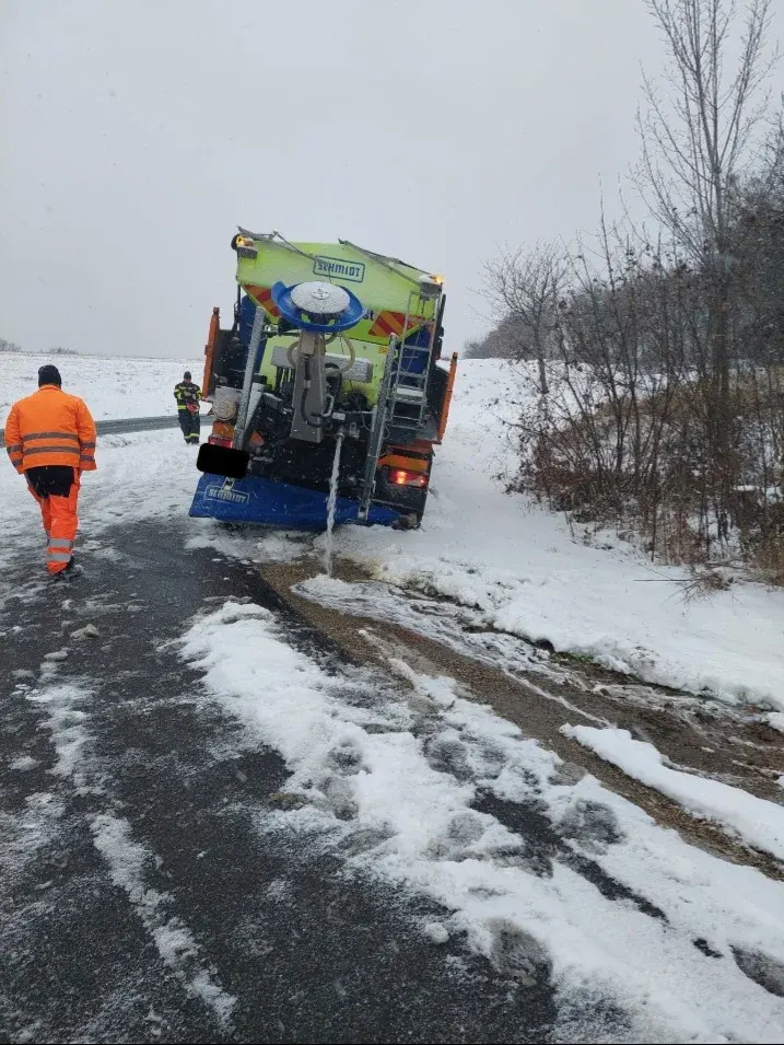 LKW-Bergung zwischen Nursch und Glasweiner Wald