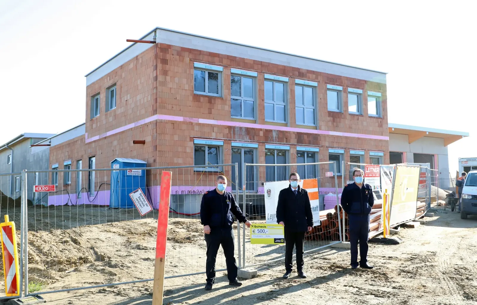 Übergabe Schecks der Raiffeisenbank Großmugl