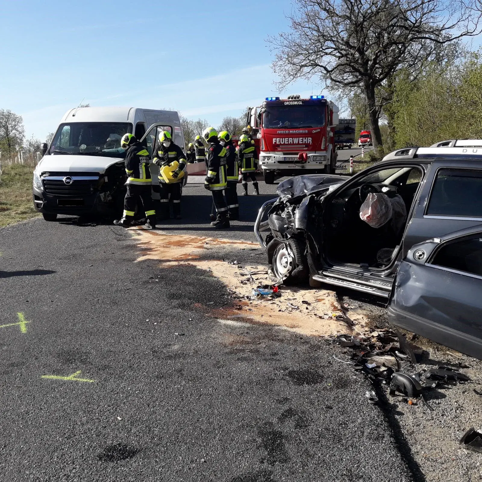Verkehrsunfall mit eingeklemmter Person auf der L25