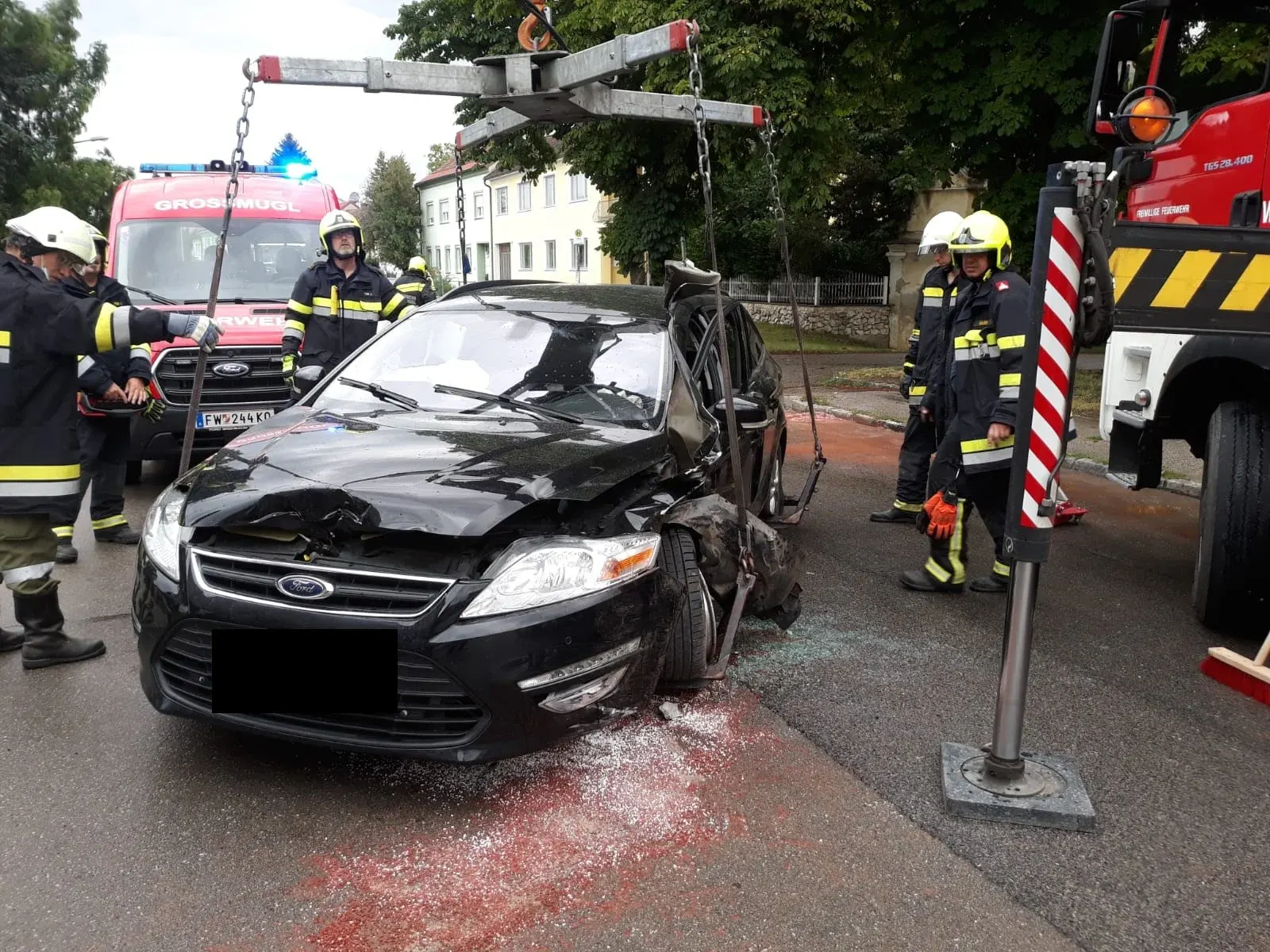Verkehrsunfall mit eingeklemmter Person in Großmugl