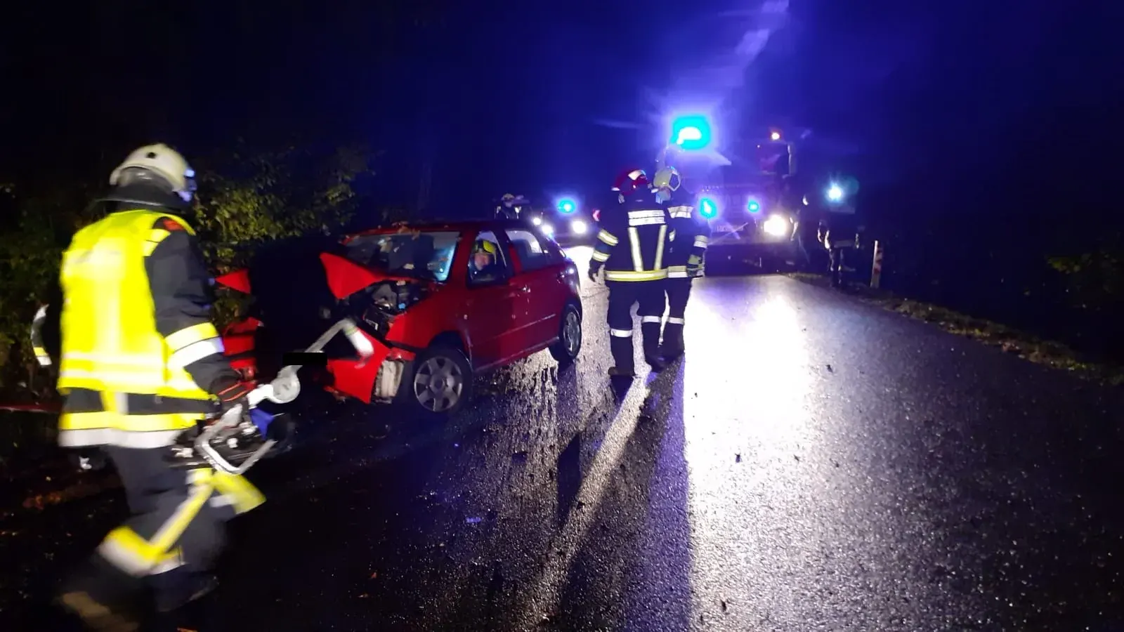 Verkehrsunfall Fahrzeug gegen Baum auf der L25